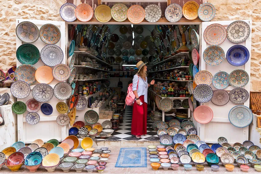Boutique traditionnelle à l'intérieur de la médina d'Essaouira 