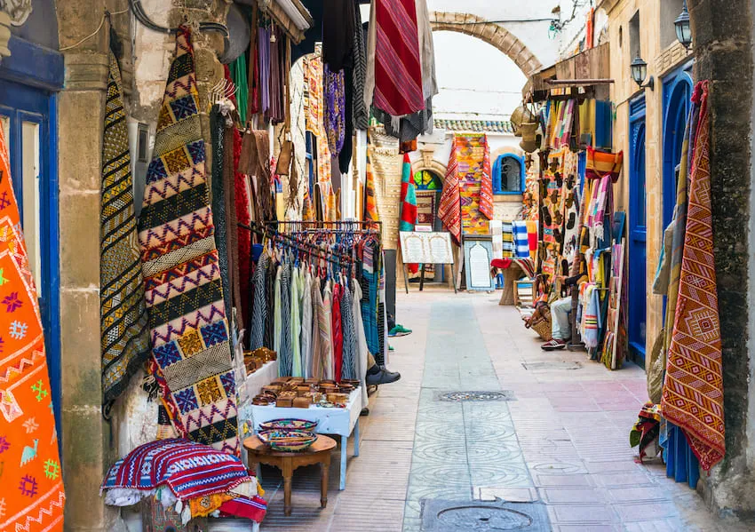 Shopping dans les ruelles à Essaouira
